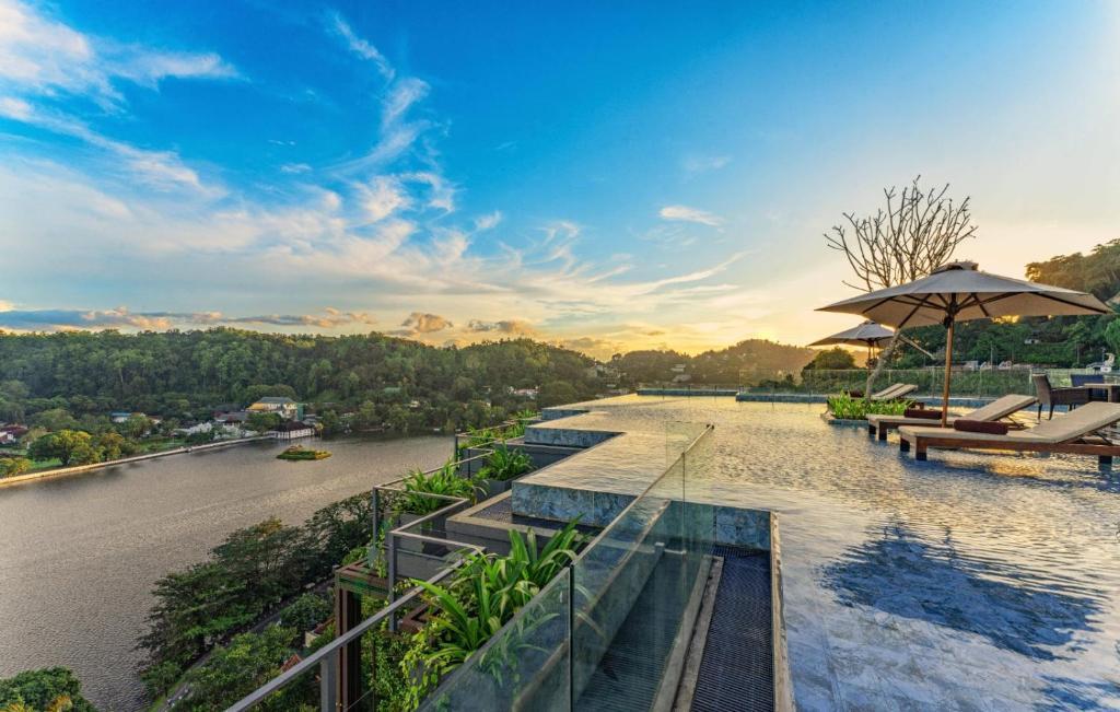 Panoramic Lake Views